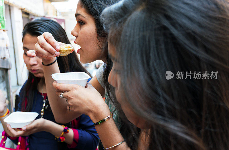 快乐美丽的女孩吃pani puri